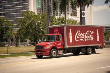 Miami, Florida ABD - 15 Nisan 2021: Coca Cola Freightliner Business Class M2 kamyonet, yan görüş.