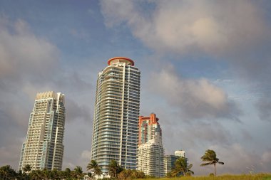 Gökdelen mimarisinin dış yüzünün fotoğrafı. Miami 'de gökdelen mimarisi. Florida 'da gökdelen mimarisi. Miami şehir merkezinde gökdelen mimarisi.