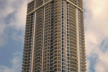 Miami 'deki gökdelen mimari ofis binası. Florida 'daki gökdelen mimari binası. Miami 'deki gökdelen mimari binası. Gökdelen mimari binasının fotoğrafı.