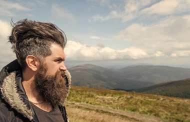 Vahşi adamın sakalı ve reklamı var. Bıyıklı vahşi adam. Dağdaki vahşi adamın fotoğrafı. Vahşi adam..