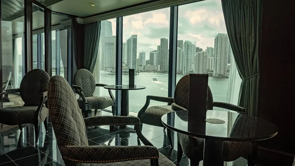 Miami 'de ufuk çizgisi manzaralı restoran ya da kafe. Miami 'de ufuk çizgisi olan boş bir restoran ya da kafe. Miami 'deki Skyline' lı restoran ya da kafe manzarası. Miami 'deki Ufuk Çizgisi Şehir Manzaralı restoran veya kafe.