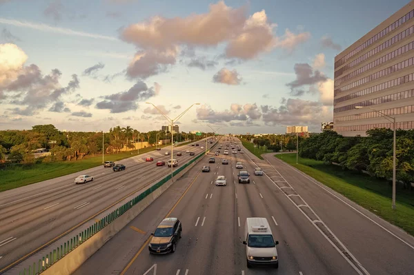 Miami Flórida Eua Novembro 2015 Estrada Rodoviária Com Transporte Carros — Fotografia de Stock
