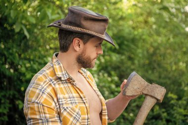 Baltalı bir çiftçi. Baltalı çiftlik sahibinin görüntüsü. Baltalı çiftçi. Baltası olan, kareli gömlek giyen bir çiftlik sahibi..