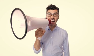 Megafonlu bir adam beyaz arka planda izole edilmiş. Stüdyoda megafonlu bir adam duyurdu. Adam megafonla anons yapıyor. Megafonlu bir adamın fotoğrafı..
