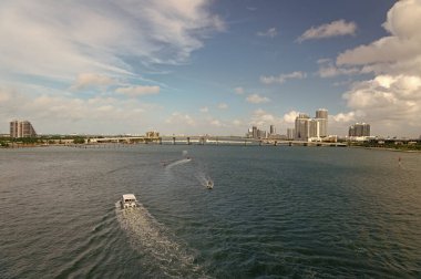 Miami Skyline ve şehir manzarası. Miami Skyline yatıyla birlikte. Miami Skyline 'ın fotoğrafı. Miami ufuk çizgisi.