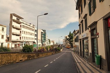 Funchal, Madeira - 27 Mart 2016: Şehir caddesinde yol varış noktası.