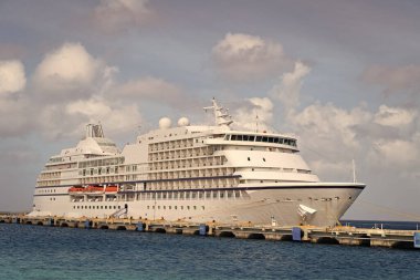 Turizm için gemi seyahati. Yazın gemi tatili. Gemi seyahati ve seyahat. Seyahat gemisinin denizde çekilmiş fotoğrafı..