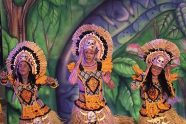 Parintins, Brezilya - 06 Aralık 2015: samba Brezilyalı karnaval insanları.