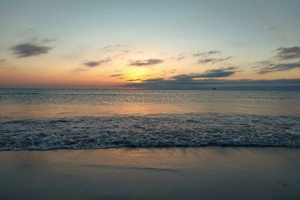 Hermoso Crepúsculo Con Agua Mar Playa Verano —  Fotos de Stock