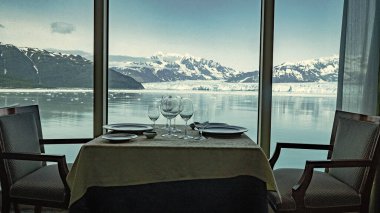 Buzul Körfezi Doğa Görüşü 'nde panoramik pencereli boş restoran kafe koltukları. Doğal parktaki Dağ Buzulu Restoran Kafesi. Hubbard Buzul Restoran Kafesi. Seyahat hedefi.