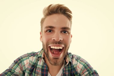 Stüdyoda mutlu selfie adamı. Kareli gömlek giyen selfie adamın fotoğrafı. Selfie çeken adam beyazda izole edilmiş. Özçekim adam arka planda.