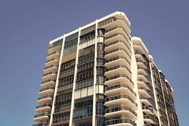 Miami 'deki gökdelen cephesi mimarisi. Florida 'daki gökdelen cephesi mimarisi. Miami 'deki gökdelen cephesi mimarisi. Gökdelen cephesi mimarisinin fotoğrafı.