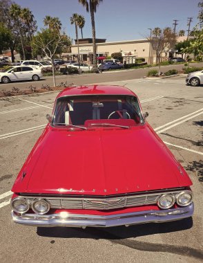 Los Angeles, Kaliforniya ABD - 28 Mart 2021: Kırmızı Chevrolet impala retro araba üst görünümü.