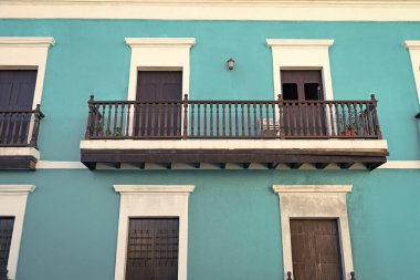 Balkon parmaklıkları dışarıda. Balkon parmaklıklarının fotoğrafı. Parlak evdeki balkon parmaklıkları. Balkon korkulukları cephesi.