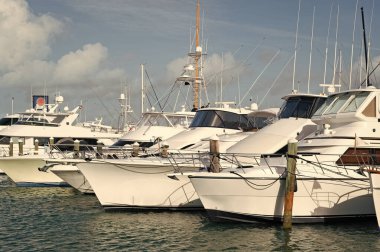 Yazın deniz kıyısındaki limanda yat kapanışı. Tatil için sahil limanında bir yat. Sahil limanındaki yatın fotoğrafı. Sahil limanında yat..