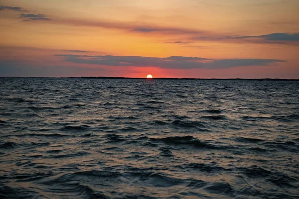 バハマの夕日の海の地平線 日没の夏の海の地平線 夕焼け空の海の地平線 夕日の海の地平線の写真 — ストック写真