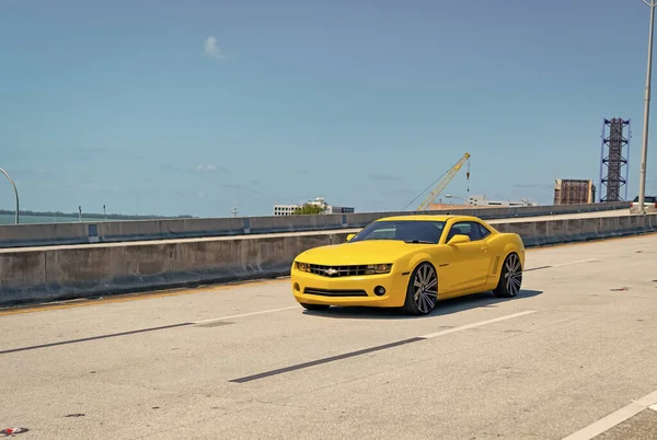 Miami, Florida ABD - 15 Nisan 2021: Chevrolet Camaro lüks sarı spor yolu, köşe manzarası.