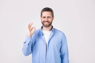 Mükemmel bir jesti olan adam. İyi bir jestle mükemmel bir adam Grey 'de izole edilmiş. Stüdyoda iyi bir jest yapan mükemmel bir adam. Mükemmel bir adamın fotoğrafı, tamam mı?.