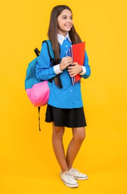 Okula dönüyorum. Bilgi ve eğitim. Üniversiteli kız. Genç kız yüksek eğitim alıyor. Okulda eğitim. Ergen kız çalışma kitabını tutuyor. Okulda ders çalış. yeni dersler ve öğrenme.