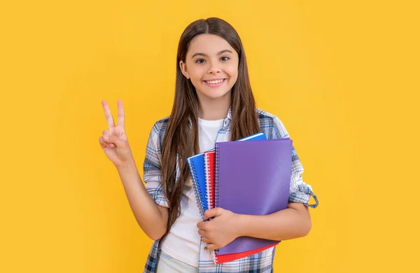 Teenie Mädchen Halten Arbeitsbücher Der Hand Wissen Von Kindesbeinen Lernfächer — Stockfoto