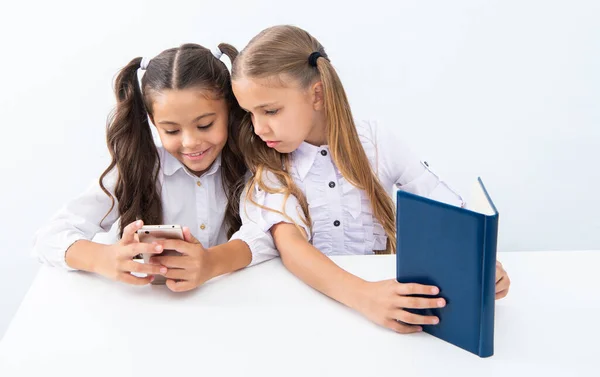 教育和知识 孩子们和书本一起学习 高中教育 女生的学校教育学习 孩子们在课桌前学习 两个女孩在学校用电话学习 — 图库照片
