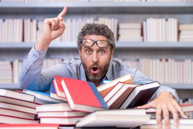 Okul eğitimi. Okula dönüyorum. Kitaplı üniversite eğitimi. Okul öğretmeni eğitimi sever. Okul kütüphanesindeki kitap kurdu ineği. Üniversite profesörü öğrenip öğreniyor. Dahice fikirlerden esinlendim.