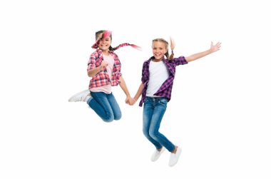 Kardeşlik ve dostluk bağı. Kız arkadaşlar eğleniyor ve zıplıyorlar. İki çocuğun arkadaşlığı. Mutlu kızlar kardeşliği. Çocuklar birlikte eğleniyor. Ömür boyu dostlar..