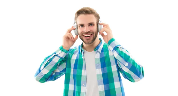 千年男子音乐爱好者形象 千禧年的人听独立于白人的音乐 千禧年的男人在工作室里戴着音乐耳机 千禧年男人在背景音乐中听 — 图库照片
