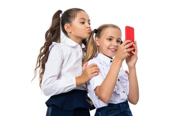 Amigos Escuela Blogueando Tomando Selfie Con Teléfono Niños Haciendo Selfie — Foto de Stock