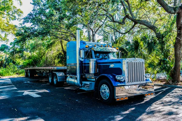 Vrachtwagen Amerikaanse Stijl Vervoerconcept Goederenauto Vrachtwagen Met Semitruck Voertuig Een — Stockfoto
