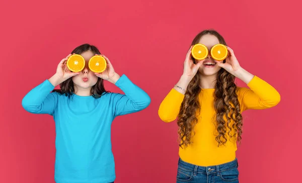 Αστεία Έφηβα Κορίτσια Κατέχουν Πορτοκαλί Φρούτα Ροζ Φόντο — Φωτογραφία Αρχείου