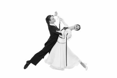 Beyaz arka planda yalnız dans eden profesyonel dansçılar..