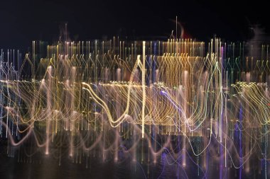 Bulanık hareket, uzun pozlama arkaplanı. Hareket arkaplanı bulanıklaştırılmış. Odaklanmış arkaplan hareketi. Bulanık koyu renk arka plan. Bulanık hareket arkaplanı.