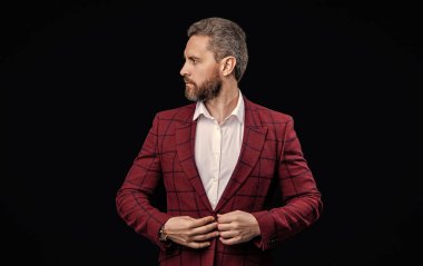 Resmi kıyafetli bir adamın fotoğrafı. Resmi adam siyah arka planda tek başına resmi kıyafet giyer. Stüdyoda resmi kıyafet giyen bir adam. Resmi kıyafetleri olan bir adam..