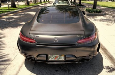 Miami Beach, Florida USA - 15 Nisan 2021: mat Mercedes benz v8 biturbo, arka manzara.