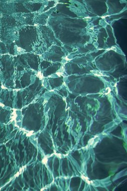 Karayipler 'de dalgalı yüzme havuzu suyunun turkuaz renk arkaplanı.