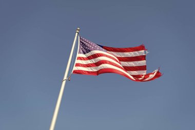 Mavi gökyüzü arka planında Amerika Birleşik Devletleri bayrağı.