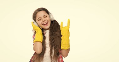 Eğleniyorum. Ev halkını daha neşeli yap. Temizlik ve dans. Müzik çalmak temizlik süresini yarıya indirebilir. Kız temizlik için kulaklık ve koruyucu eldiven takıyor. Müzik dinlemek ve evi temizlemek..