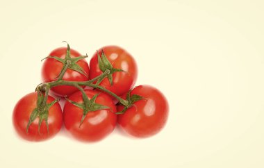 Beyaz zemin üzerinde izole edilmiş, fotokopi alanı olan kırmızı kiraz domatesleri..