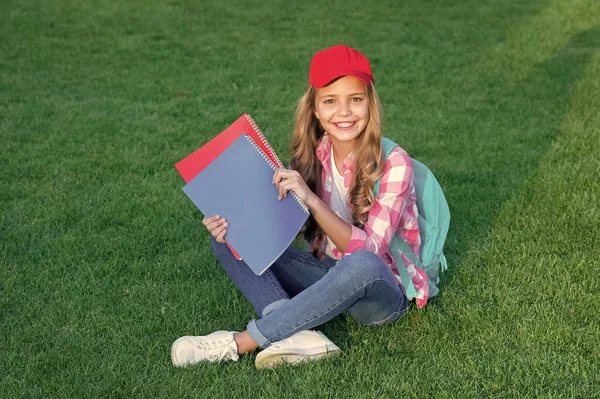 Happy Teenage Girl Sitting Grass School Back School — ストック写真
