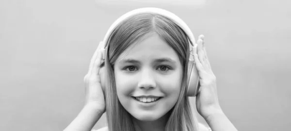 Portret Uczennicy Uśmiechniętej Twarzy Słuchającej Muzyki Słuchawkach Zewnątrz — Zdjęcie stockowe