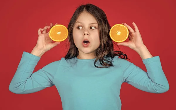 Σοκαρισμένος Έφηβος Παιδί Κρατήσει Πορτοκαλί Φρούτα Μωβ Φόντο — Φωτογραφία Αρχείου
