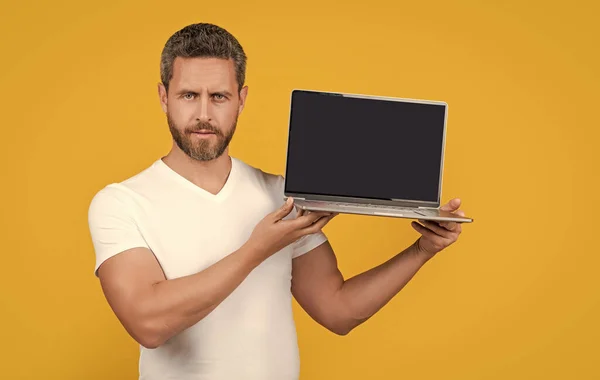 Adam Dizüstü Bilgisayarda Uygulama Gösteriyor Adam Ekranda Kopyalama Alanı Ile — Stok fotoğraf