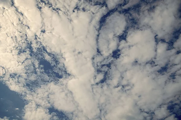 Blauwe Lucht Achtergrond Met Witte Pluizige Wolken Weer — Stockfoto