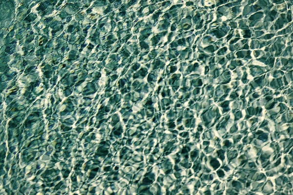 夏天游泳池里波浪般的水波蓝色 — 图库照片