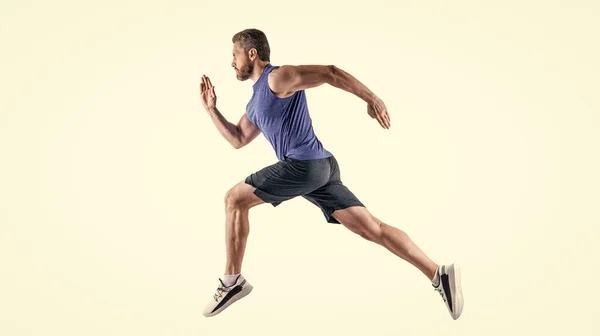 スタジオで走る精力的なスポーツマンのランナー スポーツマンランナーはスポーツウェアを着て スポーツマンランナーの動き写真 白地に隔離されたスポーツマン — ストック写真