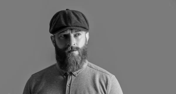 灰色に隔離されたアイルランド人の肖像画 真剣な顔をした髭の男 Unshaven男とともに赤ひげスタジオ コピースペース — ストック写真
