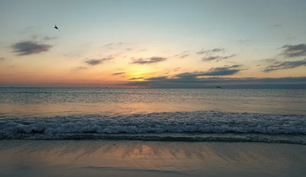 Hermoso Cielo Mañana Con Agua Mar Playa Verano —  Fotos de Stock