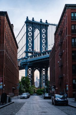 Manhattan 'daki tarihi köprünün mimarisi. Aşağı Manhattan 'ı Brooklyn' e bağlayan köprü. New York şehir mimarisi. New York 'taki Manhattan Köprüsü. New York şehir mimarisi.