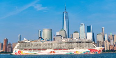 New York, ABD - 13 Haziran 2023: New York 'ta Manhattan' a giden Norveçli bir gemi. New York Manhattan 'ın Skyline' ı Hudson Nehri yolcu gemisi NCL 'de seyrediyor..